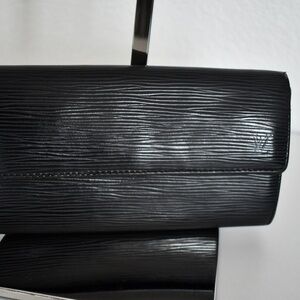 Louis Vuitton Epi Portefeuil Sarah Wallet Black